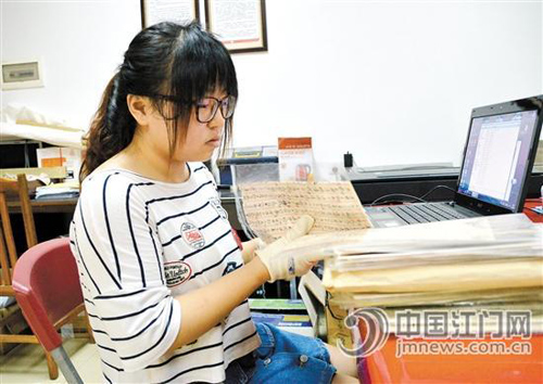 陳暢正在整理“口供紙”,,這意味著中山大學社會學與人類學學院和市華博館的合作進入正式實施階段,。(《江門日報》)