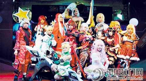 “自由者聯(lián)盟”表演結(jié)束時的造型極具張力,。