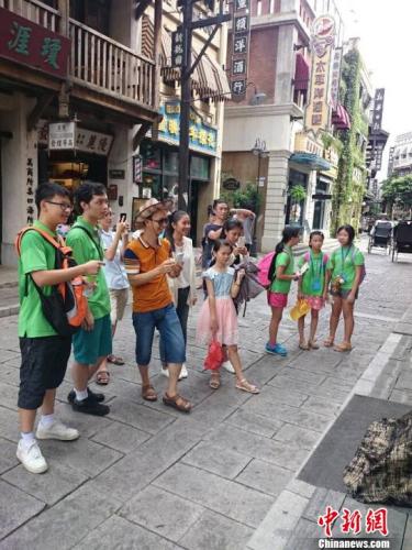 “親情中華·漢語橋”夏令營訪海口民國風情街,。(朱時琴 攝)
