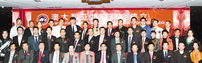 圖為池秋娜和與會人員合影,。