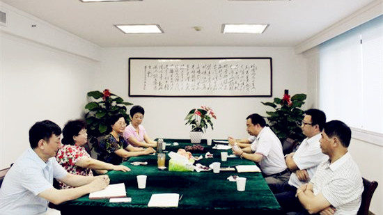 圖為安徽省僑聯(lián)黨組成員、副主席兼秘書(shū)長(zhǎng)楊冰(右三)在安徽省僑商聯(lián)合會(huì)調(diào)研,。