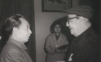 華僑教育家張國基(右一),。