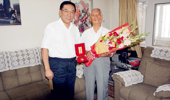 中國(guó)僑網(wǎng)25日,,中國(guó)僑聯(lián)黨組書記、主席林軍代表中國(guó)僑聯(lián)黨組專程看望,、慰問(wèn)中國(guó)僑聯(lián)顧問(wèn),、抗戰(zhàn)老戰(zhàn)士莊炎林、肖崗,,頒發(fā)“中國(guó)人民抗日戰(zhàn)爭(zhēng)勝利70周年”紀(jì)念章,,發(fā)放一次性生活補(bǔ)助。