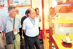 參加“世界客商與21世紀(jì)海上絲綢之路”研討會的專家到大埔縣陶瓷文化展覽館參觀,。(高訊