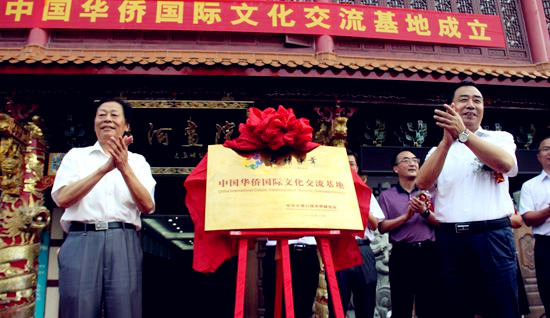 圖為安徽省僑聯(lián)黨組成員,、副主席兼秘書長(zhǎng)楊冰(右)與蚌埠市政協(xié)副主席劉沛學(xué)(左)共同為中國(guó)華僑國(guó)際文化交流基地——淮河藝術(shù)館揭牌。