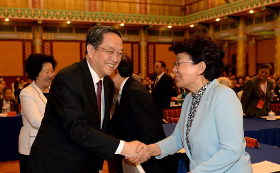 9月2日,,港澳臺同胞,、海外有關人士紀念抗戰(zhàn)勝利70周年座談會在京舉行。中共中央政治局常委,、全國政協(xié)主席俞正聲出席會議并作重要講話,。這是俞正聲同與會者親切握手。(新華社