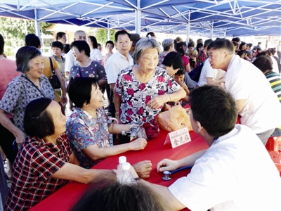 當?shù)厝罕娕抨牭群驅(qū)<以\療,。(《深圳僑報》)
