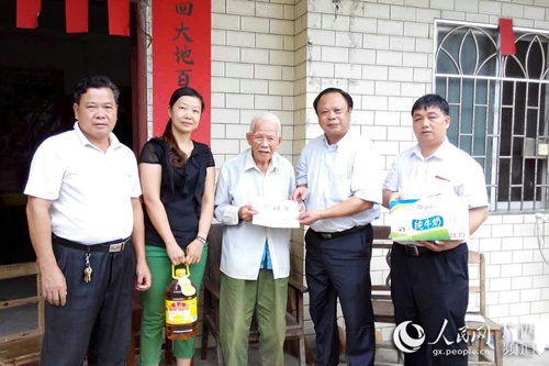 玉林市、容縣僑聯(lián)的領(lǐng)導(dǎo)干部與韋德榮老人(中)在一起,。