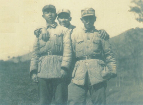 賴石昂(左一),、陳惠,、陳宜三人1940年冬在新四軍軍部后山上的合影
