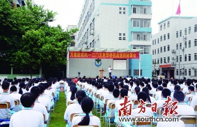6名故事巡講員聲情并茂地為江門市陳白沙中學1200多名學生講述了華僑抗日的歷史故事,。(《《南方日報》/甘雁娜