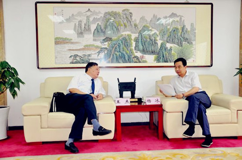 圖為安徽省僑聯(lián)黨組成員,、副主席兼秘書長楊冰(右)會見美國安徽同鄉(xiāng)會常務(wù)副會長王杰(左),。