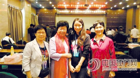 合唱比賽結(jié)束后,,陸池等接受記者采訪。
