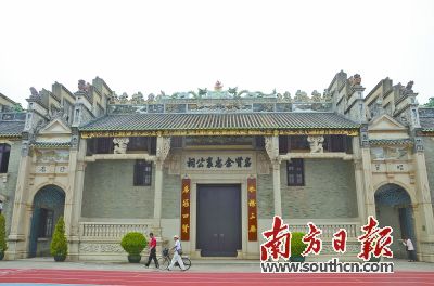 開平風(fēng)采堂是五邑地區(qū)少有的在學(xué)校里的祠堂,百年來,聯(lián)絡(luò)宗親和教育的功能一脈相承,。(《南方日報》/甘雁娜