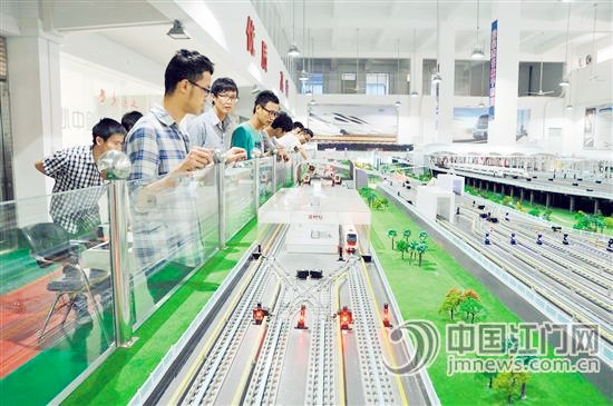 為滿足軌道交通產(chǎn)業(yè)發(fā)展對人才的需求,,五邑大學加強軌道交通人才的培養(yǎng)。圖為軌道交通綜合實驗中心,。(邑大供圖)
