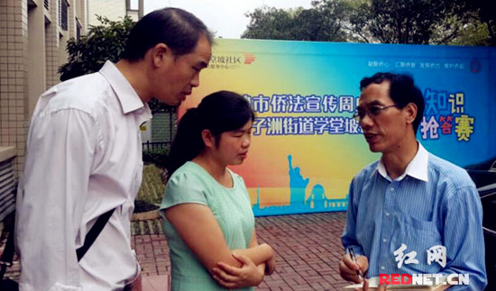 湖南省僑聯(lián)黨組書記朱建山(右)了解情況。