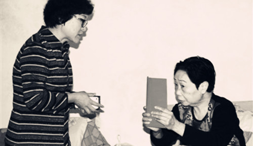 中國僑聯(lián)權(quán)益保障部部長張巖慰問新加坡歸國僑胞遺孀李艷群,。(蔡柳梅