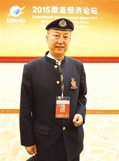 施乃康近影,。