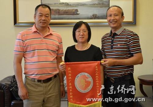 麥灼興榮譽(yù)會(huì)長(zhǎng)(左)及錢(qián)桂源會(huì)長(zhǎng)(右)向黎靜副主任(中)贈(zèng)送錦旗