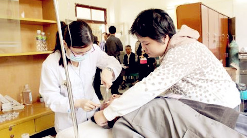醫(yī)務(wù)人員正為老人做白內(nèi)障手術(shù)前眼部消毒(劉曉欽