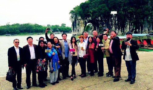北美華文媒體高層訪問團(tuán)的團(tuán)員們?cè)诠鹆殖腔障蟊巧角昂嫌傲裟?劉桂丹