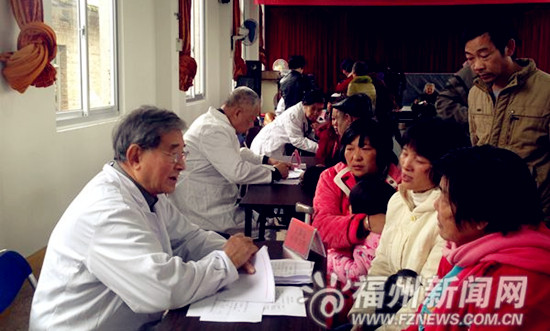 醫(yī)療專家在連江長龍華僑農(nóng)場進行義診,。