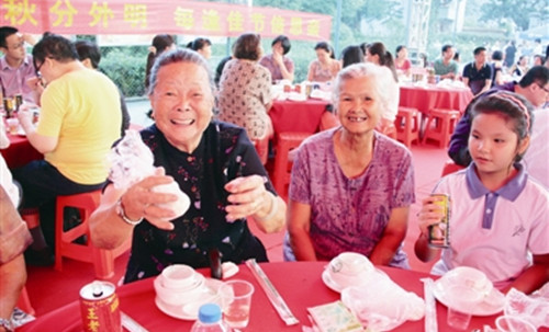 深圳僑報(bào)資料圖:中秋佳節(jié),歸僑僑眷們共品家鄉(xiāng)美食