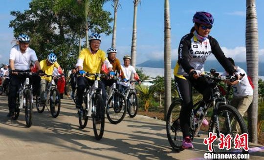 品嘗完圣女果,,在藍(lán)天白云和鄉(xiāng)間椰樹的陪伴下來一段輕快的騎行(尹海明