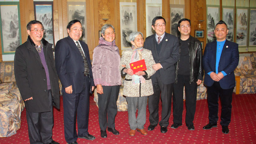 中國僑聯(lián)副主席喬衛(wèi)(右三),、秘書長陳邁(右二),,廣西僑聯(lián)主席韋干(左二),、副主席林振龍(左一),、桂林僑資企業(yè)聯(lián)合會會長陳隆魁與印尼歸僑歐陽月云(右四)合影
