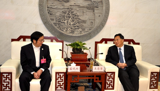 安徽省委常委,、合肥市委書記吳存榮(右)會見安徽省“兩會”列席海外僑胞代表盛曉明(左)