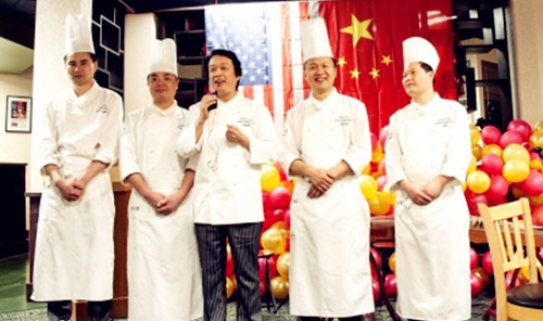 周曉燕(中)現(xiàn)場(chǎng)展演,、傳授淮揚(yáng)菜技藝。(受訪者供圖)