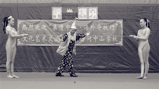 2015廣西僑聯(lián)“親情中華”藝術(shù)團在柬埔寨華校進行慰問演出。