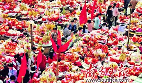 潮汕鄉(xiāng)里大祭民俗場景,,擺滿了金銀紙(鄭錫偉