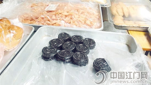 清明期間,,新會(huì)大部分糕點(diǎn)店都出售雞屎藤餅,。