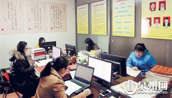 尋根平臺籌建辦工作人員正在錄入已征集到的譜牒信息。