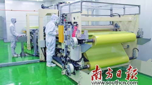 技術(shù)人員在操作精密儀器,。(資料圖片)