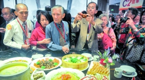 在順德博物館里的美食館,,展示的美食令鄉(xiāng)親們倍感親切(廣州日報