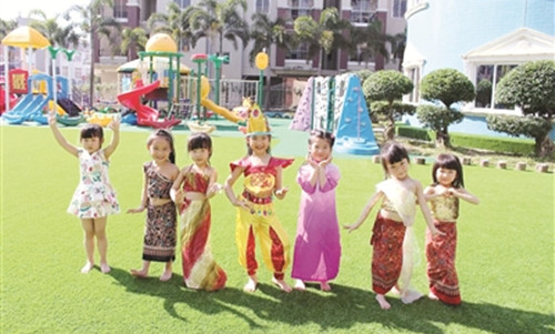 近日,,常山中心幼兒園的孩子們上完?yáng)|南亞舞蹈課后,在校園中快樂(lè)合影,。