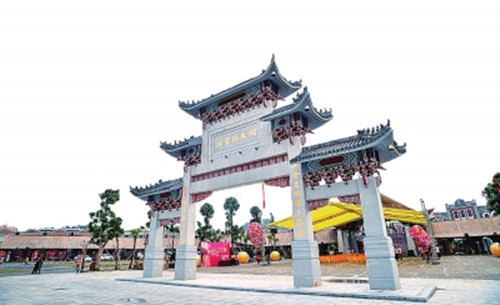 新會陳皮是廣東省江門市新會區(qū)的漢族傳統(tǒng)名產(chǎn),。新會人生產(chǎn)、加工和食用新會陳皮的歷史已有700多年,。陳皮村就是江門依托地方獨有的資源優(yōu)勢而打造的文化產(chǎn)業(yè)+旅游項目,。