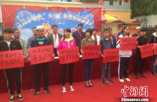 5月31日,華人華僑捐贈的助學金發(fā)放儀式在甘肅積石山縣胡林家鄉(xiāng)高關村小學舉行,。(鐘欣