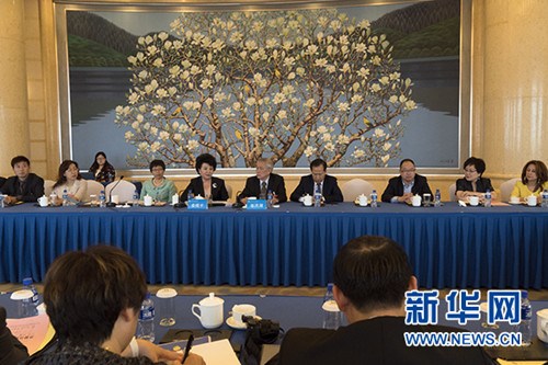 6月3日,裘援平在第八屆世界華僑華人社團聯(lián)誼大會上與僑領(lǐng)對話,。