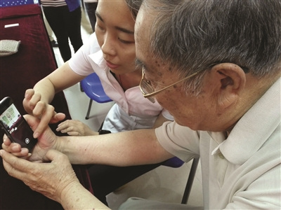 “僑眷聯(lián)誼日”活動,,身為僑眷的老人學習用微信視頻,。