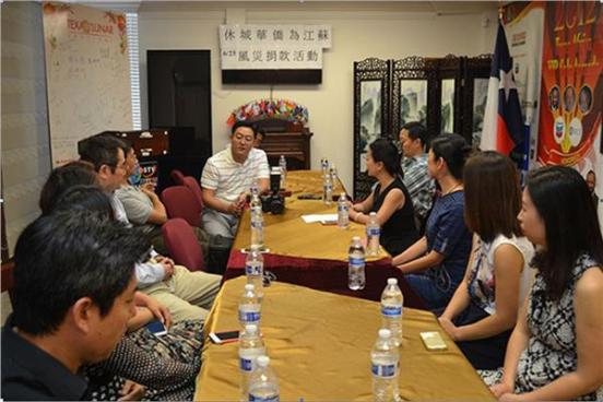 圖為美國(guó)休斯頓華僑為江蘇6.23特大風(fēng)災(zāi)捐款,。