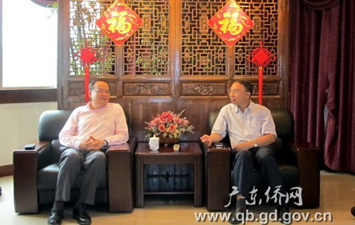 廣東省僑辦黨組副書記、巡視員林琳(右)與劉宏教授(左)交流,。