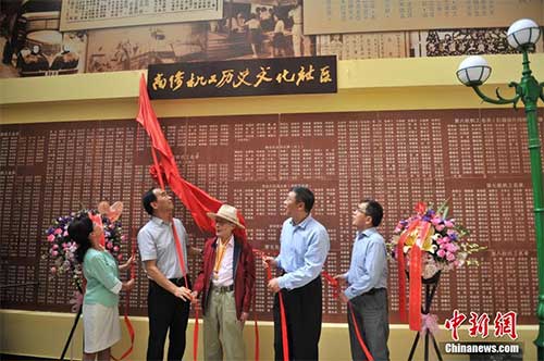7月17日,,南僑機(jī)工羅開瑚(左三)參與揭牌,。當(dāng)日,,云南省首個(gè)南僑機(jī)工歷史文化社區(qū)在昆明五華區(qū)揭牌,,以此向市民展示南僑機(jī)工回國參加抗戰(zhàn)的歷史,。南僑機(jī)工是南洋華僑汽車司機(jī)及汽車修理技工回國服務(wù)團(tuán)的簡稱,??谷諔?zhàn)爭全面爆發(fā)后,,3200余名華僑從東南亞各國回到中國,,參與滇緬公路國際援華戰(zhàn)略物資的運(yùn)輸任務(wù),。他們中,有1800余人獻(xiàn)出了寶貴生命,。中新社記者