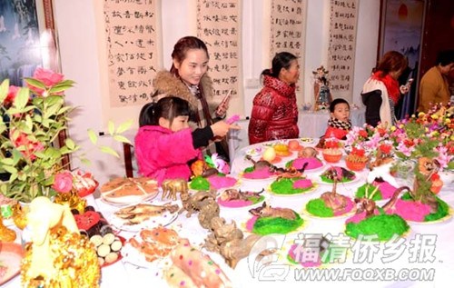 夜幕降臨后,,村民們欣賞宴桌