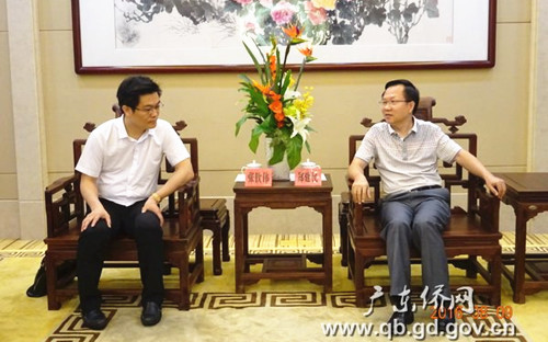 鄭建民(右)與阿聯(lián)酋廣東商會張欽偉會長交談,。