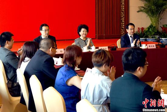 8月10日,,中國(guó)國(guó)務(wù)院僑辦主任裘援平,、副主任譚天星在北京與在港華人青年專(zhuān)業(yè)人士訪問(wèn)團(tuán)舉行座談,。中新社記者
