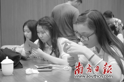 澳門潮籍青年在學習潮汕剪紙。丁藝丹
