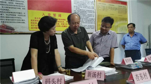 福建省僑聯(lián)副主席謝小建、泉州市僑聯(lián)副主席王巧麗一行來南安檢查指導(dǎo)基層僑聯(lián)組織建設(shè)工作和僑情普查試點工作