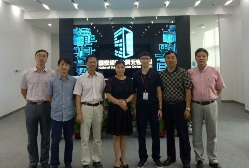 無錫市僑辦主任何巧鳳一行來到國家超級計算無錫中心參觀。